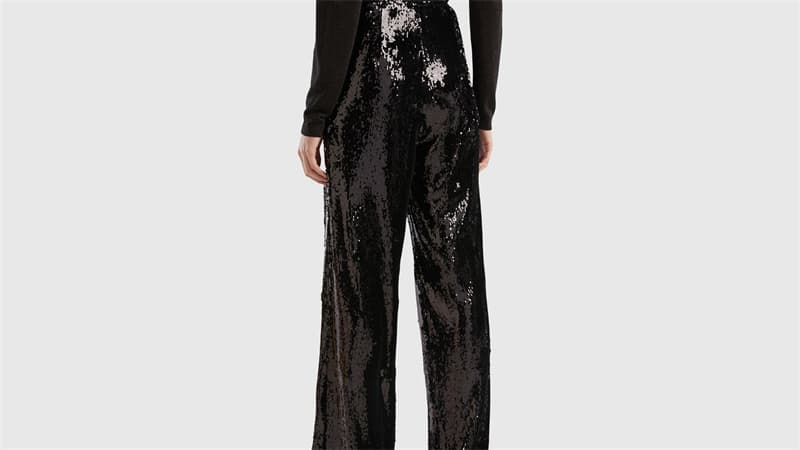What To Wear With Black Sequin Joggers？